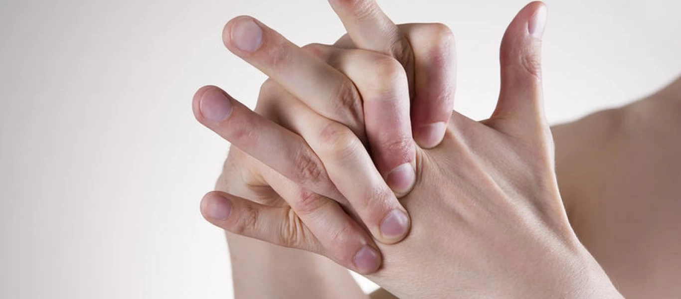 Να τι συμβαίνει όταν κάνετε «κρακ» στα δάχτυλα (βίντεο)